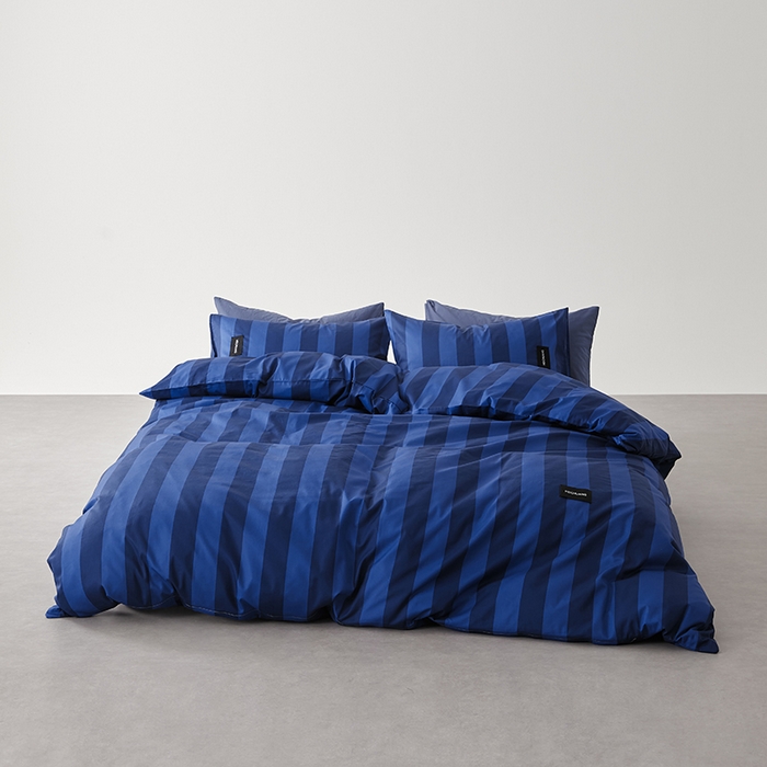91家纺网 家纺一手货源 找家纺 怡家居  2025新款极简黑标系列蓝色条纹四件套 菘蓝