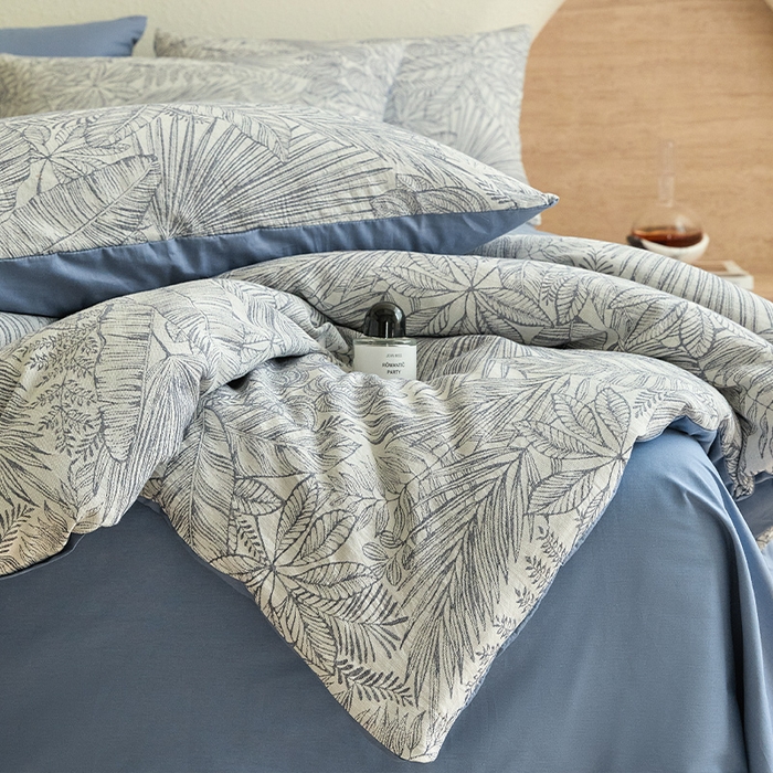 91家纺网 家纺一手货源 找家纺 2025新款全棉三层纱色织大提花四件套系列 蕉梦-深蓝