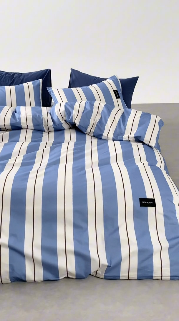 91家纺网 家纺一手货源 找家纺 怡家居  2025新款极简黑标系列蓝色条纹四件套 琥珀