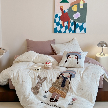 91家纺网 家纺一手货源 找家纺 卡巴伦家纺 2025新款全棉A类双层纱印花贴布绣四件套【全网控价(折后券后)不低于标准278/小号238元】 蓝帽子女孩-奶白