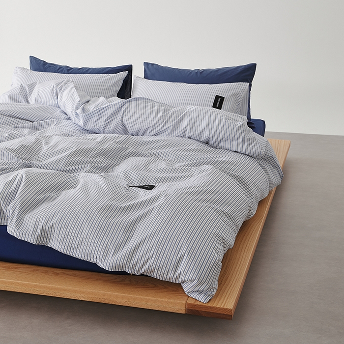 91家纺网 家纺一手货源 找家纺 怡家居  2025新款极简黑标系列蓝色条纹四件套 木香