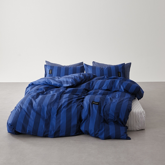 91家纺网 家纺一手货源 找家纺 怡家居  2025新款极简黑标系列蓝色条纹四件套 菘蓝