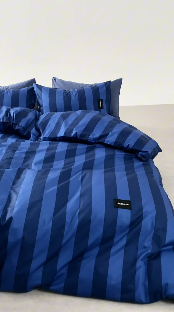 91家纺网 家纺一手货源 找家纺 怡家居  2025新款极简黑标系列蓝色条纹四件套 菘蓝