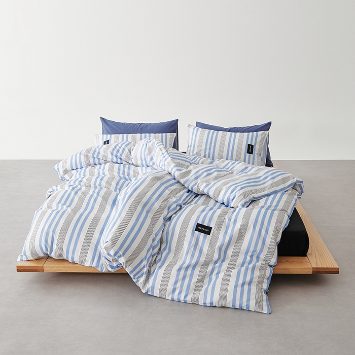 91家纺网 家纺一手货源 找家纺 怡家居  2025新款极简黑标系列蓝色条纹四件套 青木