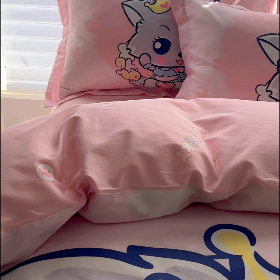 91家纺网 家纺一手货源 找家纺 浩诚 2025新款第二批正版喜羊羊灰太狼全棉卡通大版印花四件套-提供买家秀 甜蜜蜜红太狼