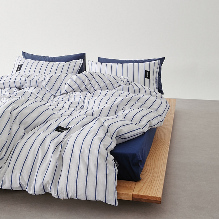 91家纺网 家纺一手货源 找家纺 怡家居  2025新款极简黑标系列蓝色条纹四件套 白芷