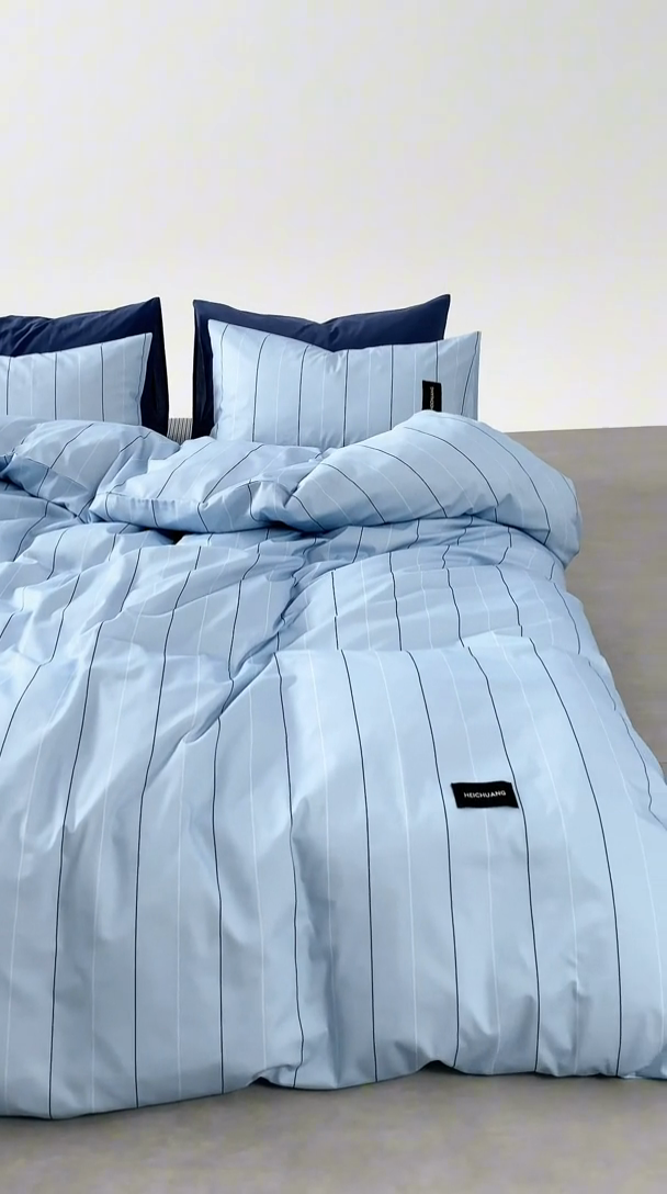 91家纺网 家纺一手货源 找家纺 怡家居  2025新款极简黑标系列蓝色条纹四件套 山奈