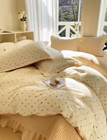 91家纺网 家纺一手货源 找家纺 尚美 2025新款小碎花针织棉床盖四件套 奶油波点