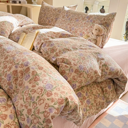 91家纺网 家纺一手货源 找家纺 韩巢家纺 2025新款云感双层纱床上用品四件套超柔裸睡级床单被套三件套-(提供卖家秀) 偏偏宠爱