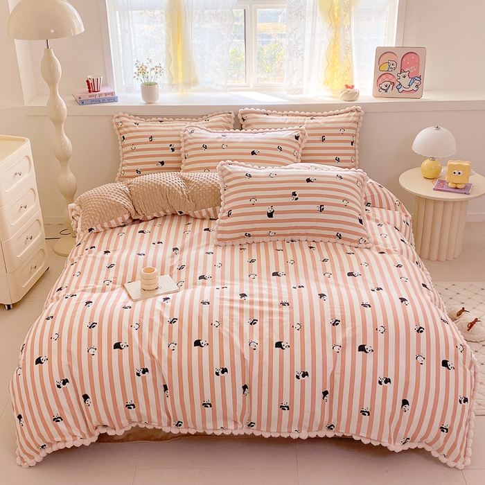 91家纺网 家纺一手货源 找家纺 千朵 2025新款棉加豆豆绒毛毛球边四件套 顽皮熊猫