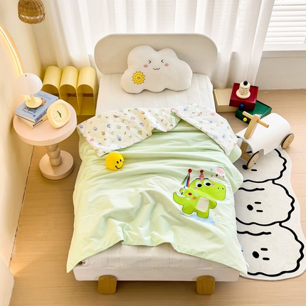 91家纺网 家纺一手货源 找家纺 御棉坊 2025新款A类40支绣花款儿童滚边夏被 踩水恐龙