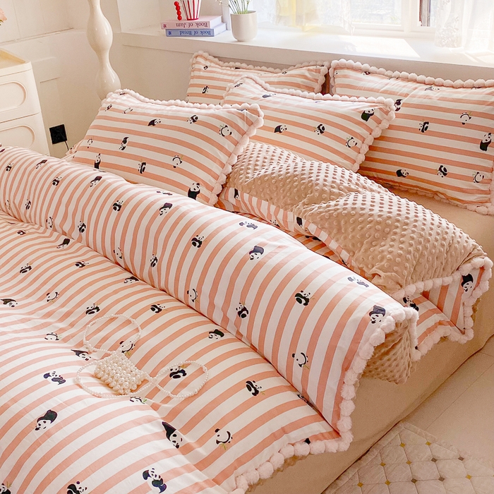 91家纺网 家纺一手货源 找家纺 千朵 2025新款棉加豆豆绒毛毛球边四件套 顽皮熊猫