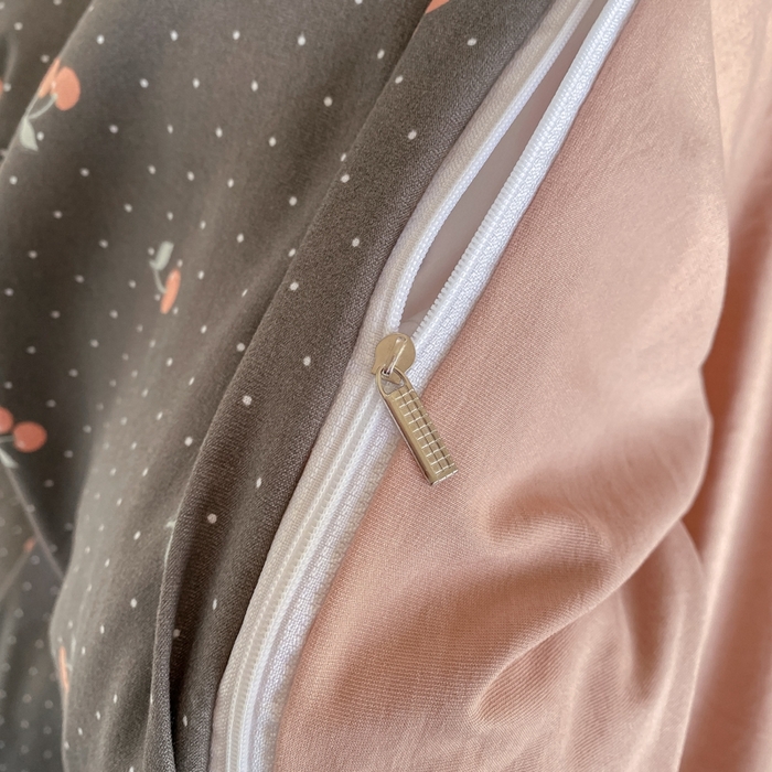 91家纺网 家纺一手货源 找家纺 尚美 2025新款小碎花针织棉床盖四件套 红樱桃