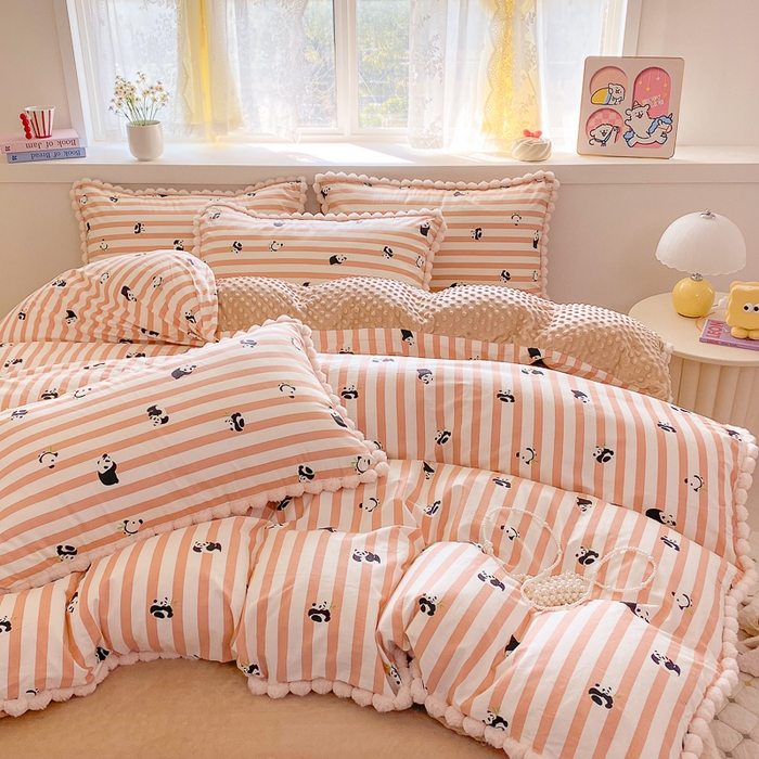 91家纺网 家纺一手货源 找家纺 千朵 2025新款棉加豆豆绒毛毛球边四件套 顽皮熊猫