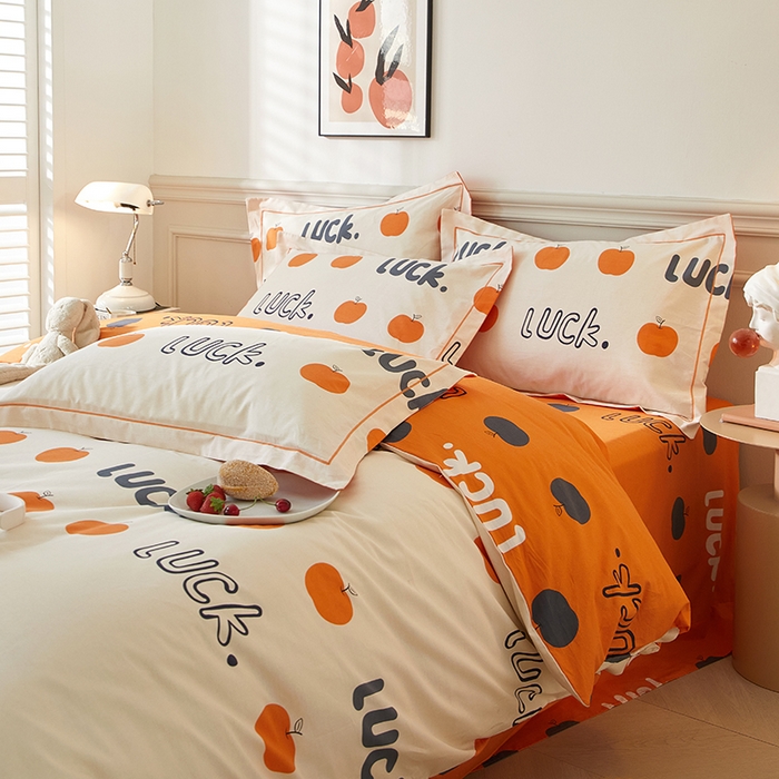 91家纺网 家纺一手货源 找家纺 金纱玉纺家纺 2025新款全棉13376数码印花四件套（礼盒包装） 苹果世家-米