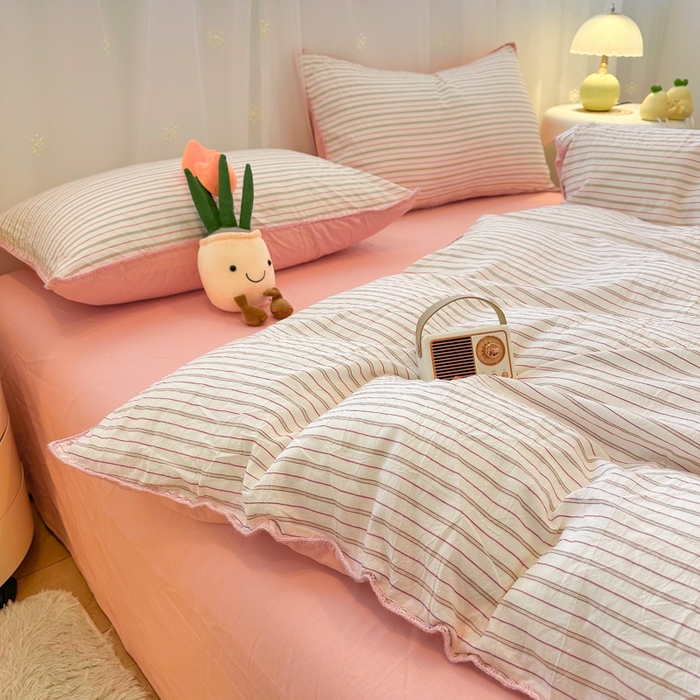 91家纺网 家纺一手货源 找家纺 简宜家居（朝初家纺） 2025新款色织小提花三角针款四件套 三角针粉灰条