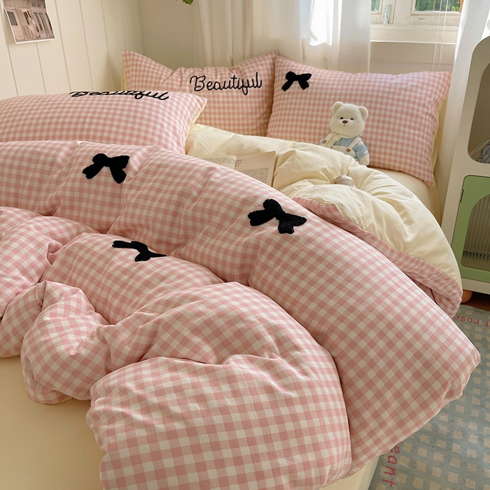 91家纺网 家纺一手货源 找家纺 桃心家居 2025新款A类亲肤舒适软糯云柔水洗棉奶油格子撞色毛巾绣猫咪蝴蝶结水洗棉系列四件套 云柔水洗棉-少女蝴蝶结粉黑