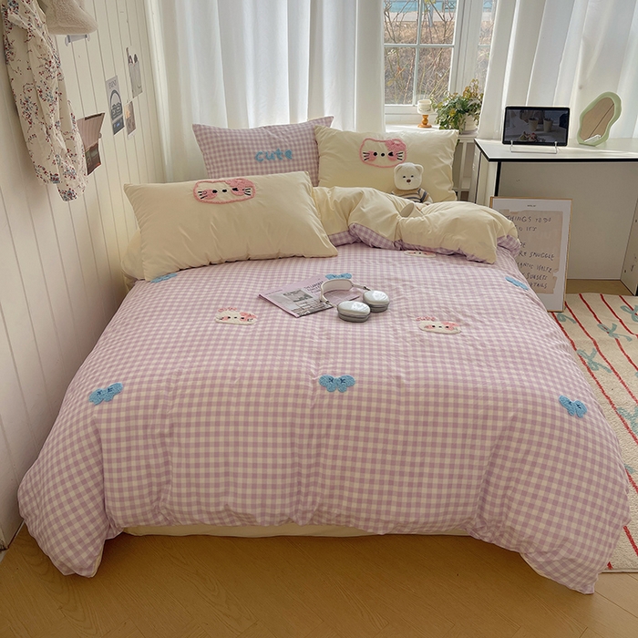 91家纺网 家纺一手货源 找家纺 桃心家居 2025新款A类亲肤舒适软糯云柔水洗棉奶油格子撞色毛巾绣猫咪蝴蝶结水洗棉系列四件套 云柔水洗棉-蝴蝶结猫咪紫黄