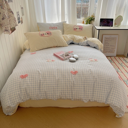 91家纺网 家纺一手货源 找家纺 （总）桃心家居 2025新款A类亲肤舒适软糯云柔水洗棉奶油格子撞色毛巾绣猫咪蝴蝶结水洗棉系列四件套
