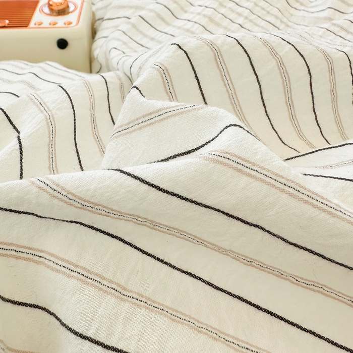 91家纺网 家纺一手货源 找家纺 简宜家居（朝初家纺） 2025新款色织小提花三角针款四件套 三角针黑灰条