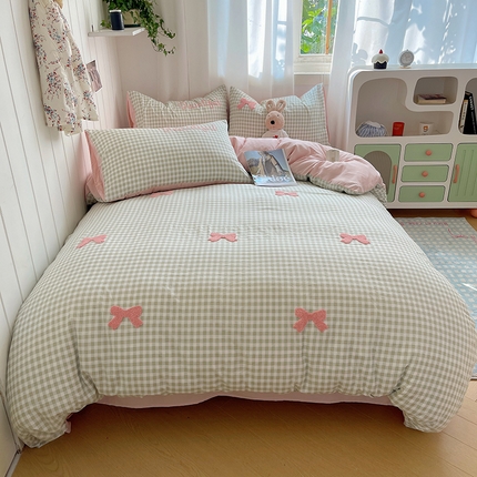 91家纺网 家纺一手货源 找家纺 （总）桃心家居 2025新款A类亲肤舒适软糯云柔水洗棉奶油格子撞色毛巾绣猫咪蝴蝶结水洗棉系列四件套