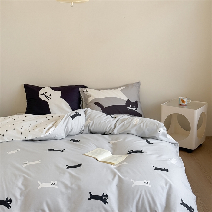 91家纺网 家纺一手货源 找家纺 窝米 2025新款全棉13370四件套 ins萌趣卡通风系列（花香熊猫、格汪梦） 猫影