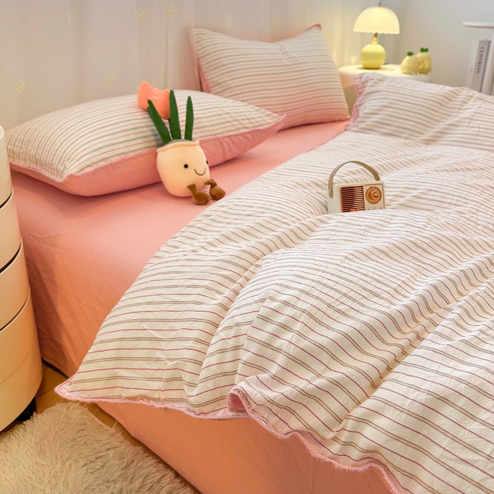 91家纺网 家纺一手货源 找家纺 简宜家居（朝初家纺） 2025新款色织小提花三角针款四件套 三角针粉灰条