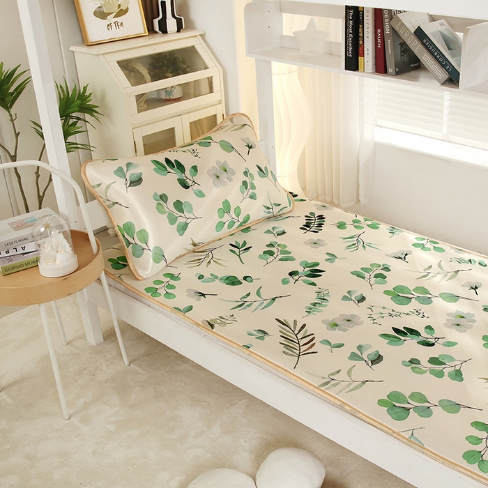 91家纺网 家纺一手货源 找家纺 沁童儿童用品店 2025新款学生宿舍牛奶冰丝凉席两件套 绿意盎然