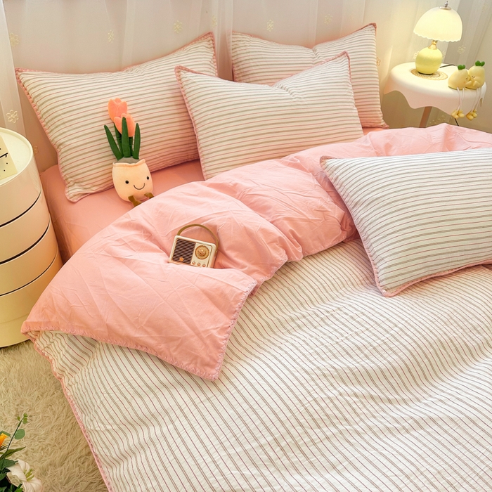 91家纺网 家纺一手货源 找家纺 简宜家居（朝初家纺） 2025新款色织小提花三角针款四件套 三角针粉灰条