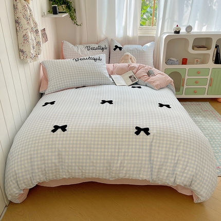 桃心家居 2025新款A类亲肤舒适软糯云柔水洗棉奶油格子撞色毛巾绣猫咪蝴蝶结水洗棉系列四件套 云柔水洗棉-少女蝴蝶结蓝黑