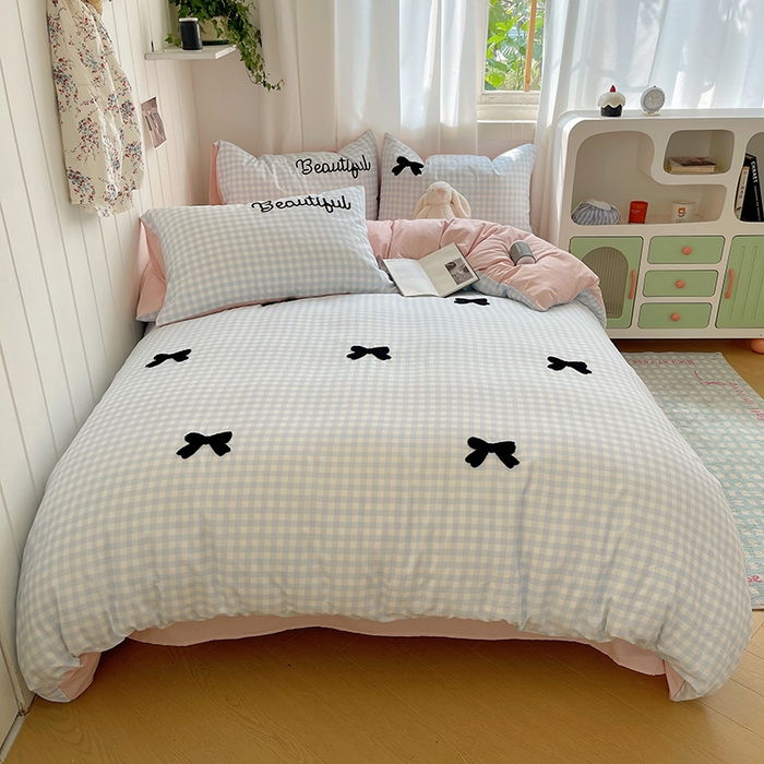 91家纺网 家纺一手货源 找家纺 桃心家居 2025新款A类亲肤舒适软糯云柔水洗棉奶油格子撞色毛巾绣猫咪蝴蝶结水洗棉系列四件套 云柔水洗棉-少女蝴蝶结蓝黑