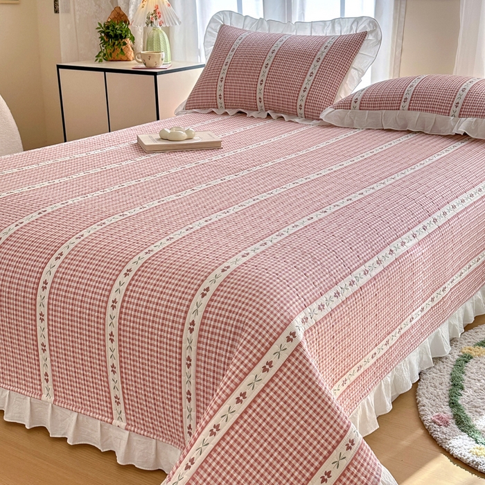 91家纺网 家纺一手货源 找家纺 岚吉 2025新款40支133*72全棉斜纹夹棉绗缝小花边床盖 初遇-粉