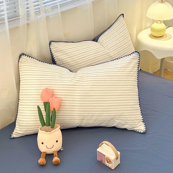 91家纺网 家纺一手货源 找家纺 简宜家居（朝初家纺） 2025新款色织小提花三角针款四件套 三角针蓝灰条