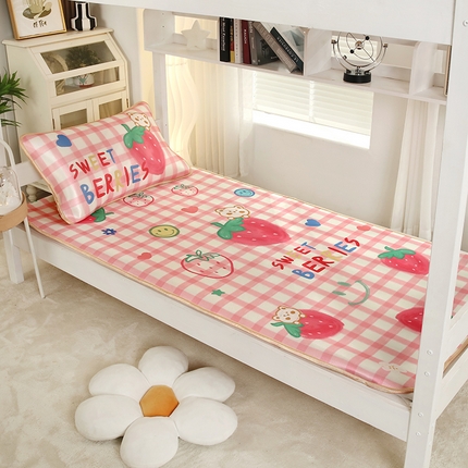 沁童儿童用品店 2025新款学生宿舍牛奶冰丝凉席两件套 小熊草莓