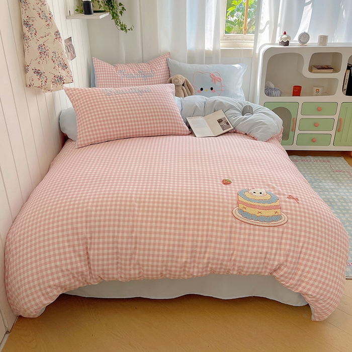 91家纺网 家纺一手货源 找家纺 桃心家居 2025新款A类亲肤舒适软糯云柔水洗棉奶油格子撞色毛巾绣猫咪蝴蝶结水洗棉系列四件套 云柔水洗棉-蛋糕猫咪粉蓝