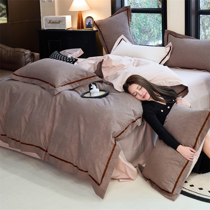 91家纺网 家纺一手货源 找家纺 久典家居 2025新款三层纱浮雕大提花织带贴边款四件套 玫瑰—咖