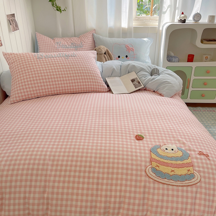 91家纺网 家纺一手货源 找家纺 桃心家居 2025新款A类亲肤舒适软糯云柔水洗棉奶油格子撞色毛巾绣猫咪蝴蝶结水洗棉系列四件套 云柔水洗棉-蛋糕猫咪粉蓝