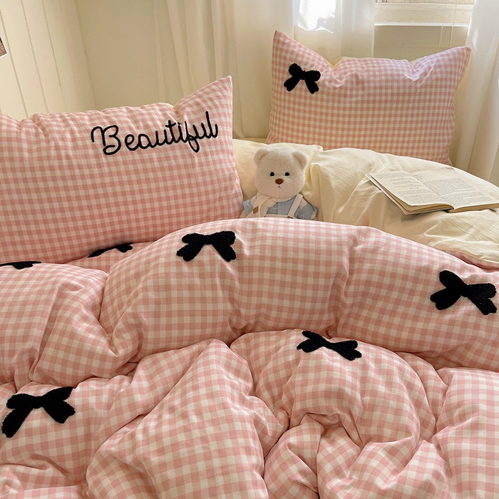 91家纺网 家纺一手货源 找家纺 桃心家居 2025新款A类亲肤舒适软糯云柔水洗棉奶油格子撞色毛巾绣猫咪蝴蝶结水洗棉系列四件套 云柔水洗棉-少女蝴蝶结粉黑