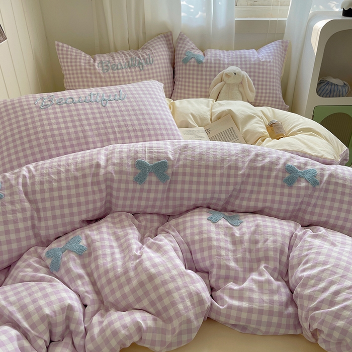 91家纺网 家纺一手货源 找家纺 桃心家居 2025新款A类亲肤舒适软糯云柔水洗棉奶油格子撞色毛巾绣猫咪蝴蝶结水洗棉系列四件套 云柔水洗棉-少女蝴蝶结紫蓝