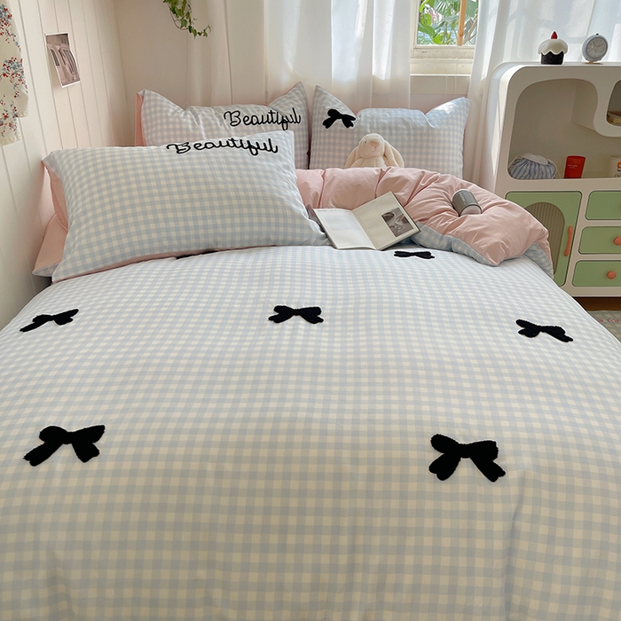 91家纺网 家纺一手货源 找家纺 桃心家居 2025新款A类亲肤舒适软糯云柔水洗棉奶油格子撞色毛巾绣猫咪蝴蝶结水洗棉系列四件套 云柔水洗棉-少女蝴蝶结蓝黑