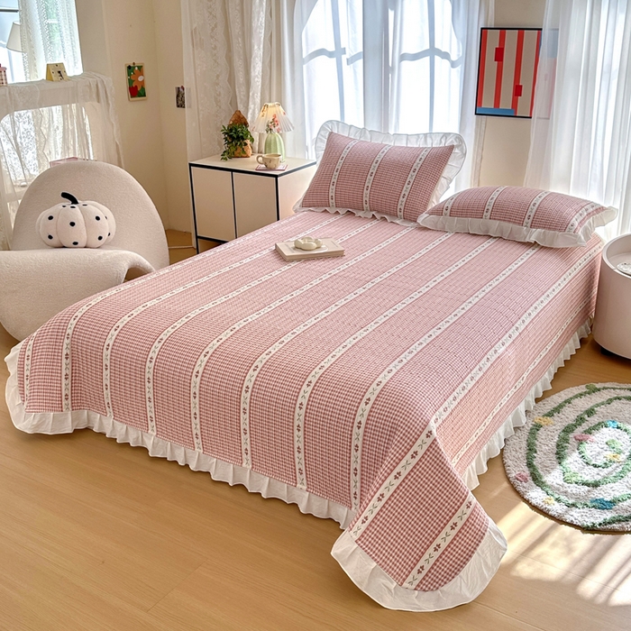 91家纺网 家纺一手货源 找家纺 岚吉 2025新款40支133*72全棉斜纹夹棉绗缝小花边床盖 初遇-粉