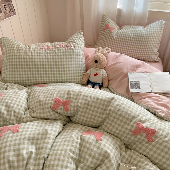 91家纺网 家纺一手货源 找家纺 桃心家居 2025新款A类亲肤舒适软糯云柔水洗棉奶油格子撞色毛巾绣猫咪蝴蝶结水洗棉系列四件套 云柔水洗棉-少女蝴蝶结绿粉