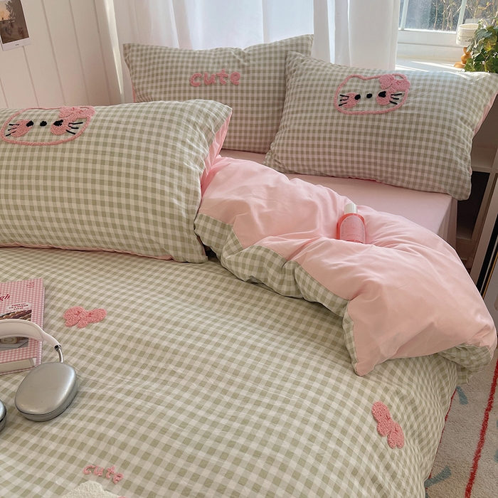 91家纺网 家纺一手货源 找家纺 桃心家居 2025新款A类亲肤舒适软糯云柔水洗棉奶油格子撞色毛巾绣猫咪蝴蝶结水洗棉系列四件套 云柔水洗棉-蝴蝶结猫咪绿粉