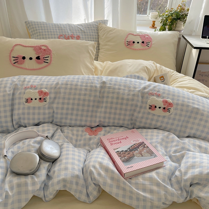 91家纺网 家纺一手货源 找家纺 桃心家居 2025新款A类亲肤舒适软糯云柔水洗棉奶油格子撞色毛巾绣猫咪蝴蝶结水洗棉系列四件套 云柔水洗棉-蝴蝶结猫咪蓝黄