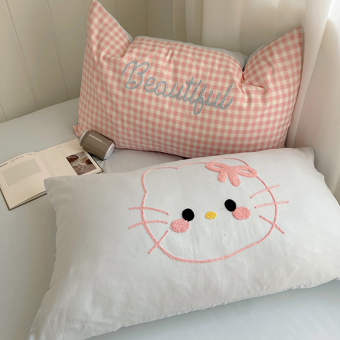 91家纺网 家纺一手货源 找家纺 桃心家居 2025新款A类亲肤舒适软糯云柔水洗棉奶油格子撞色毛巾绣猫咪蝴蝶结水洗棉系列四件套 云柔水洗棉-蛋糕猫咪粉蓝