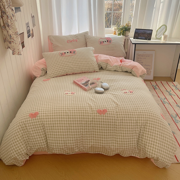 91家纺网 家纺一手货源 找家纺 桃心家居 2025新款A类亲肤舒适软糯云柔水洗棉奶油格子撞色毛巾绣猫咪蝴蝶结水洗棉系列四件套 云柔水洗棉-蝴蝶结猫咪绿粉