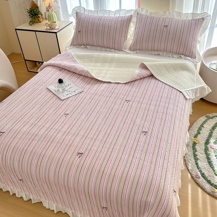 91家纺网 家纺一手货源 找家纺 岚吉 2025新款40支133*72全棉斜纹夹棉绗缝小花边床盖 条纹律动