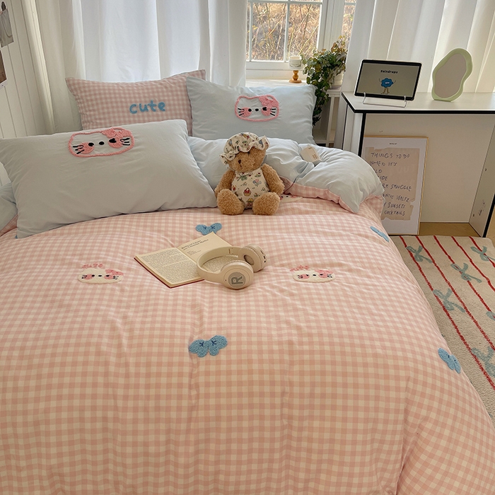 91家纺网 家纺一手货源 找家纺 桃心家居 2025新款A类亲肤舒适软糯云柔水洗棉奶油格子撞色毛巾绣猫咪蝴蝶结水洗棉系列四件套 云柔水洗棉-蝴蝶结猫咪粉蓝