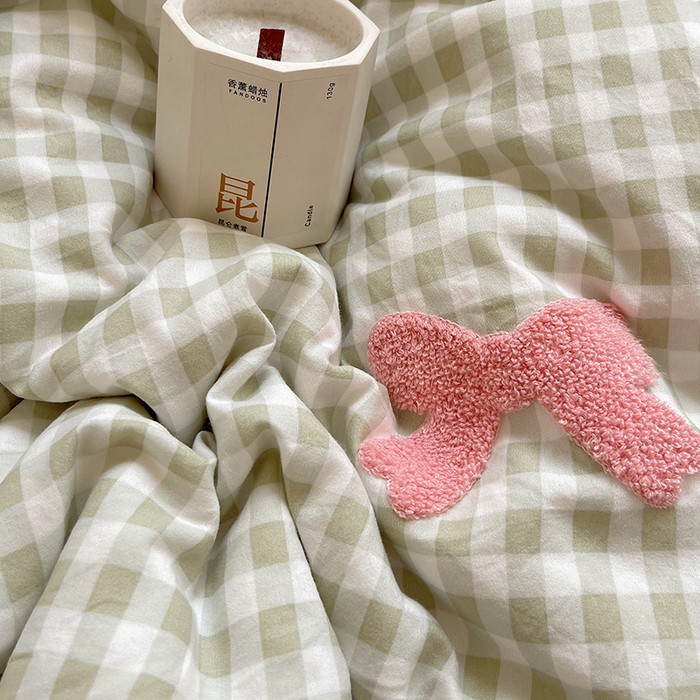 91家纺网 家纺一手货源 找家纺 桃心家居 2025新款A类亲肤舒适软糯云柔水洗棉奶油格子撞色毛巾绣猫咪蝴蝶结水洗棉系列四件套 云柔水洗棉-少女蝴蝶结绿粉