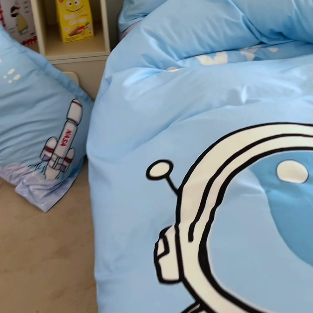 91家纺网 家纺一手货源 找家纺 浩诚 2025新款全棉大版卡通太空人宇航员小恐龙小汽车系列纯棉四件套-提供买家秀 神州之行